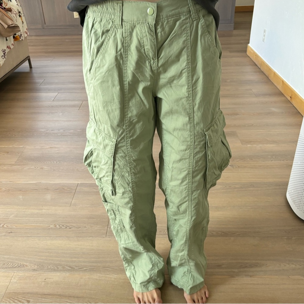 Light green H&M cargo pants. Size 4. Worn once!